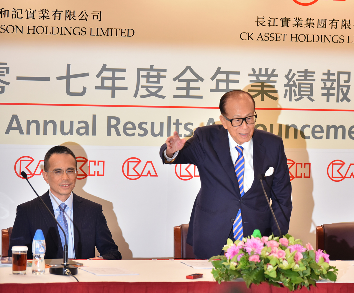 Victor Li (L) and his father Li Ka-Shing - Ph. PA